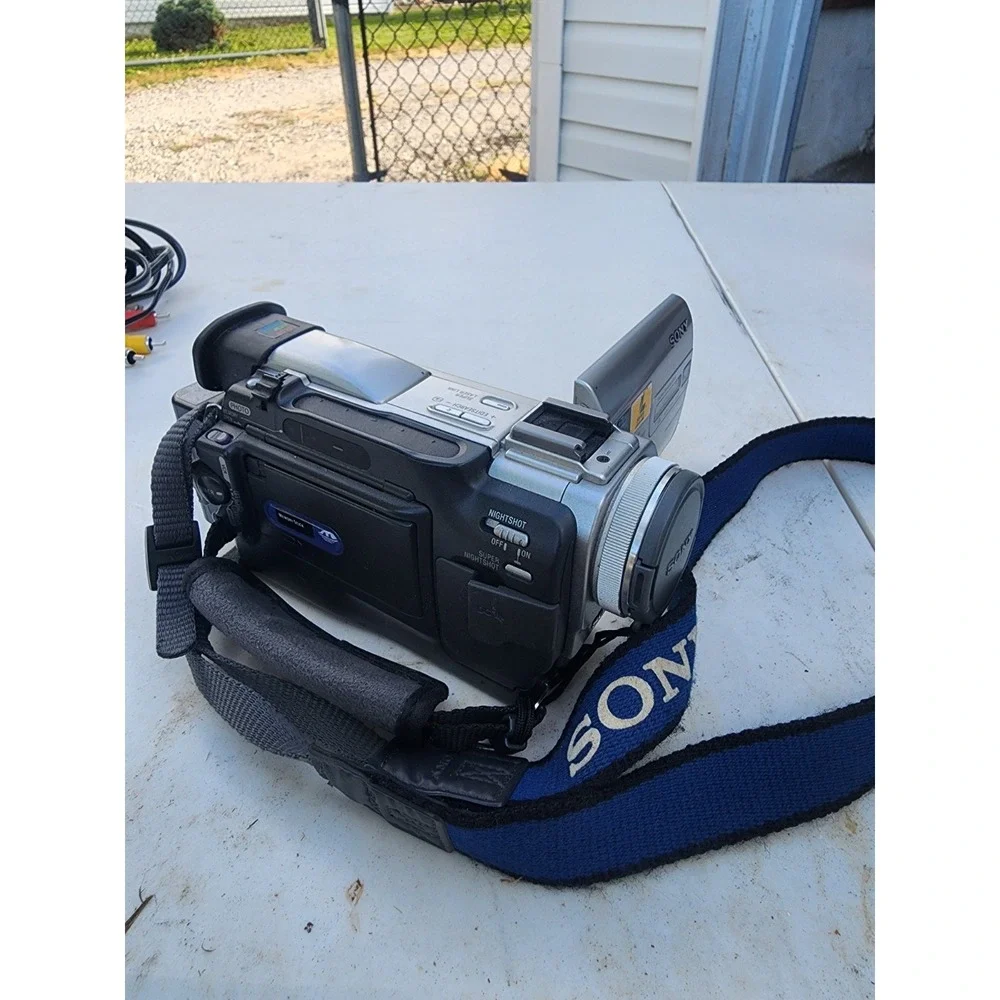 Sony Handycam DCR-TRV11 Digital Camcorder Carl Zeiss Lense, Tested W/ Cords, Bag